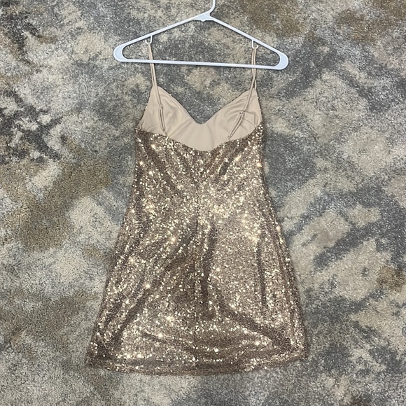 LUCY IN THE SKY Themis Sequin V-Neck Dress in Gold Size S DISREGARD OTHR LISTING - Picture 3 of 7